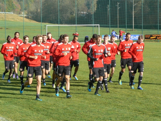 Der gesamte Lizenzkader beim Warmlaufen.